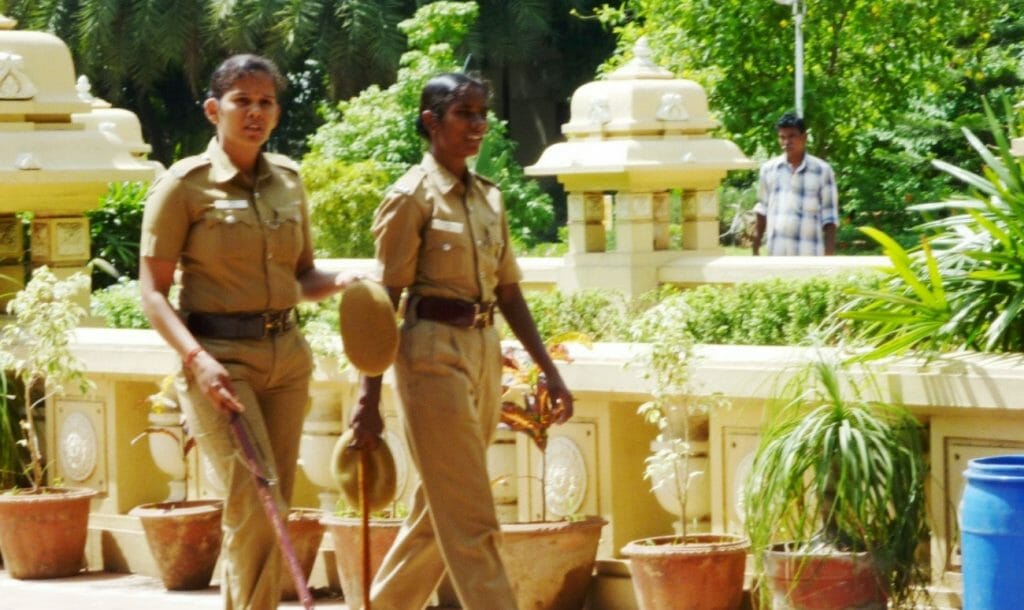 परायों ने थामा बुढ़ापे में हाथ