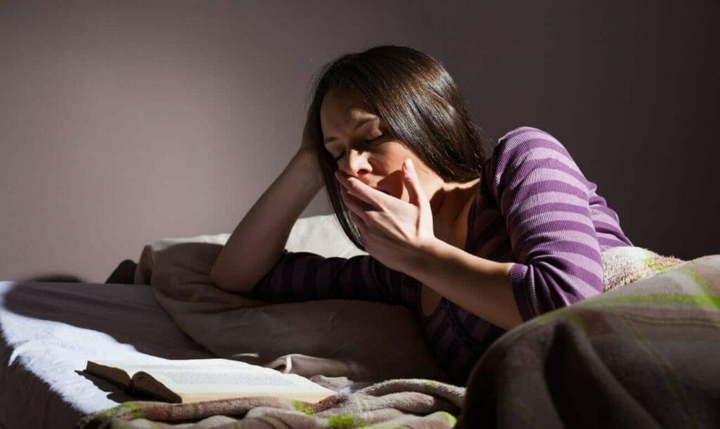 सोने से पहले है पढ़ने की आदत, तो जान लीजिए इसका सही तरीका